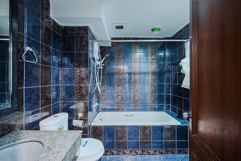 Deluxe Room | Bathroom | Towels, soap, shampoo, toilet paper