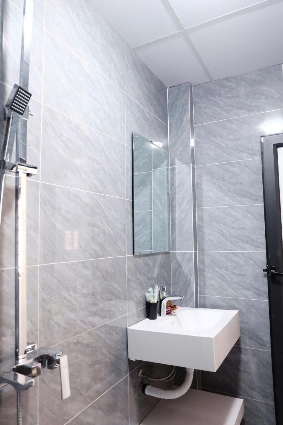 Family Room | Bathroom | Shower, free toiletries, hair dryer, slippers