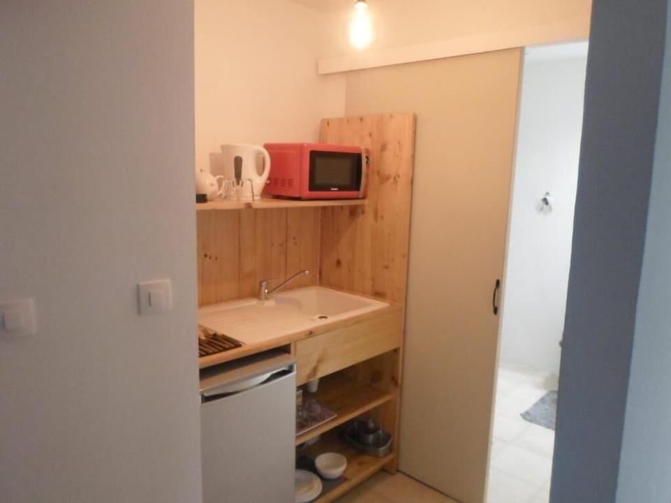 Comfort Studio, Patio, Garden View | Private kitchen