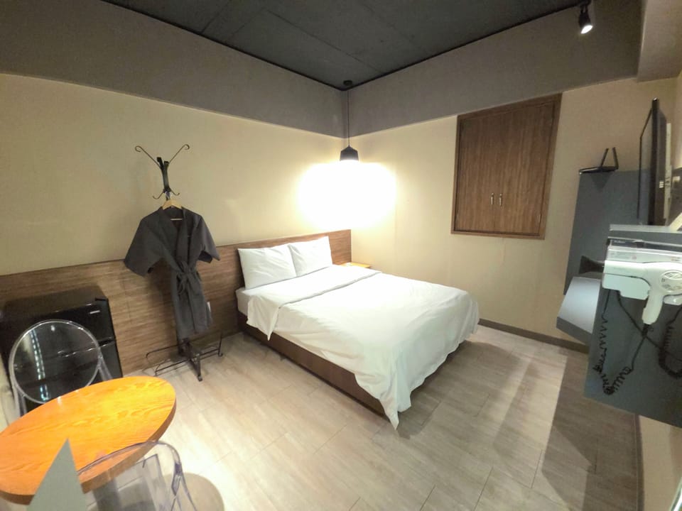 Basic Double Room | Desk, laptop workspace, WiFi (free)