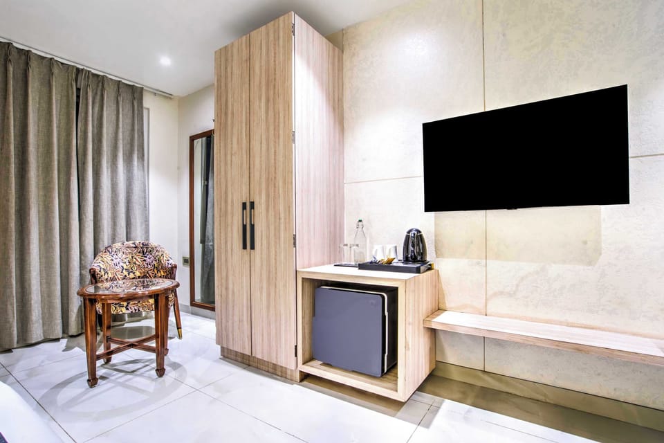 Desk, WiFi (free), bed sheets