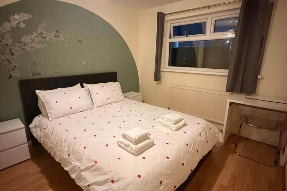 Leeds Tranquil Retreat With 3 Bedrooms House in Leeds