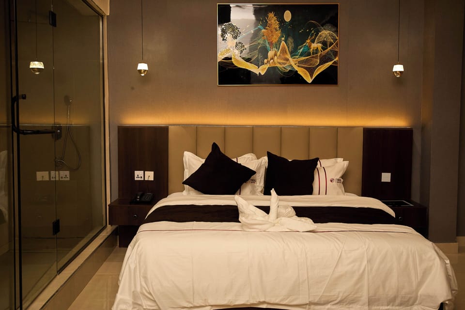 Grand Suite | Desk, laptop workspace, iron/ironing board, WiFi (free)