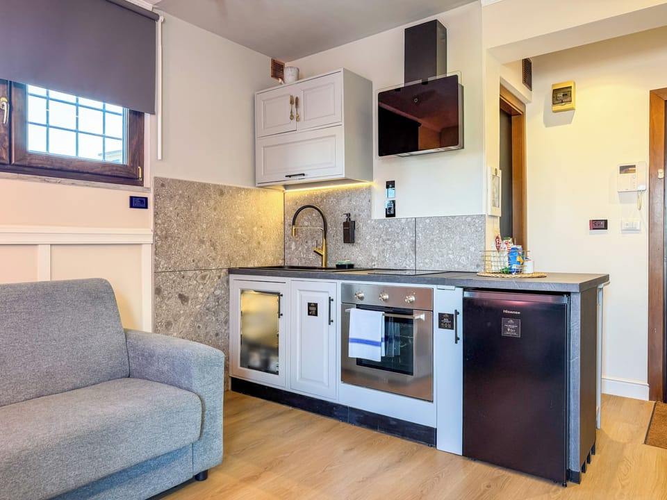 Penthouse, City View | Private kitchen