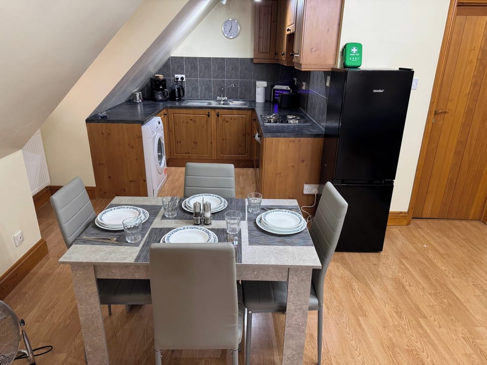 Fridge, oven, stovetop, electric kettle