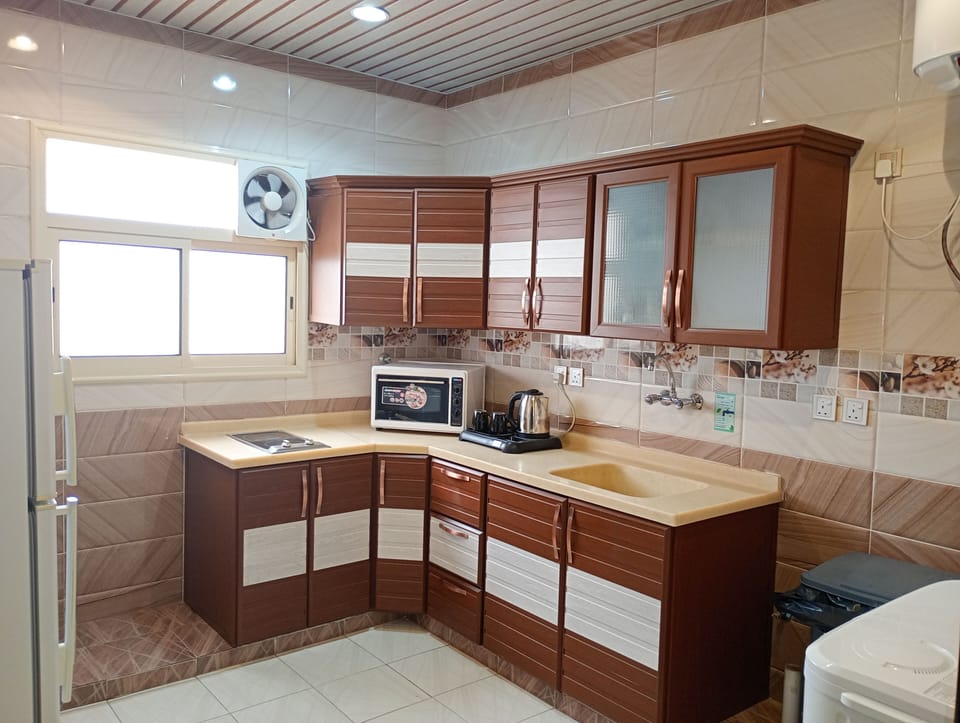 Full-size fridge, microwave, oven, stovetop