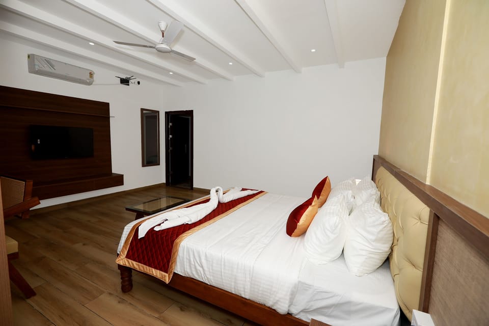Premium Room, City View | Desk, laptop workspace, WiFi (free)