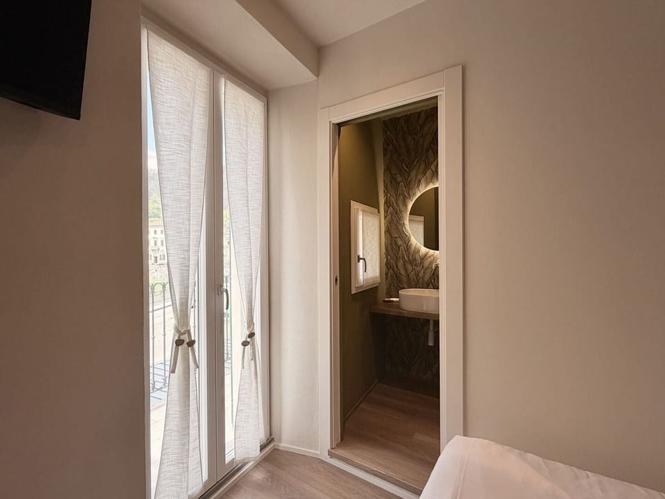 Double Room, River View | WiFi (free)