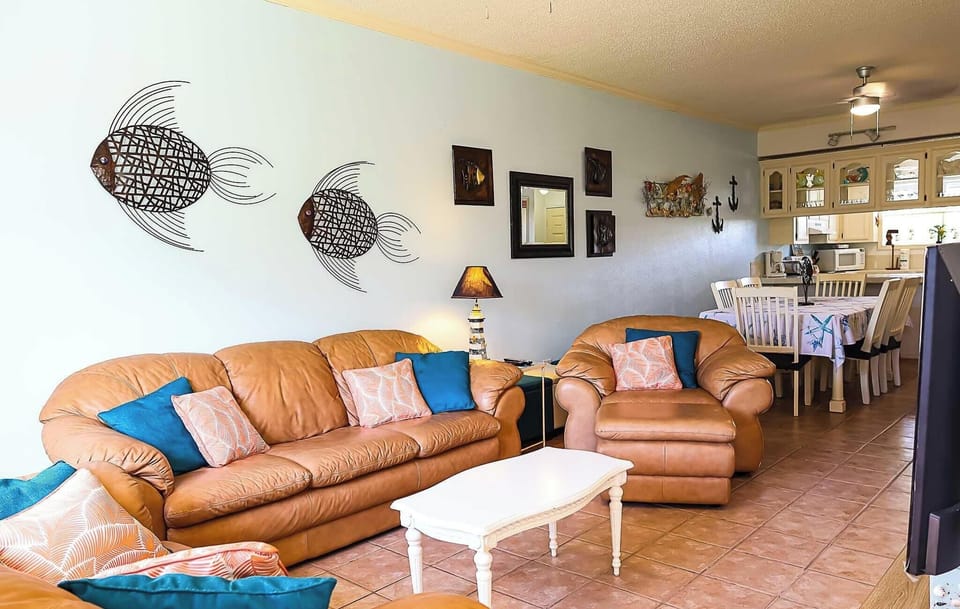 Condo, 2 Bedrooms | Living area