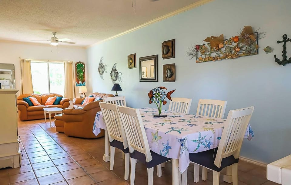 Condo, 2 Bedrooms | Dining