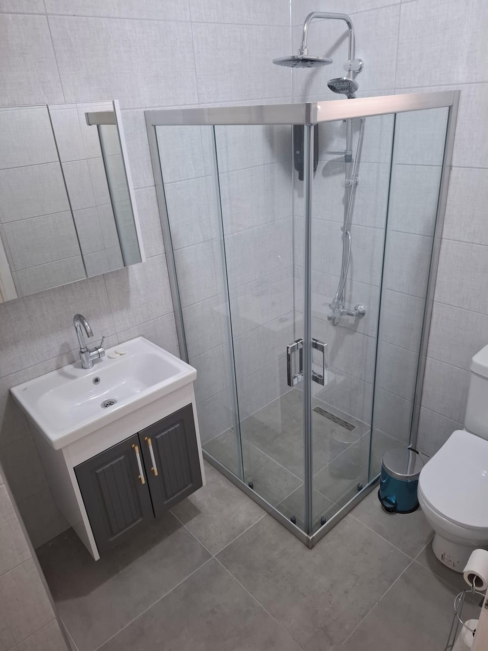 Junior Twin Room | Bathroom | Shower, hair dryer, slippers, towels