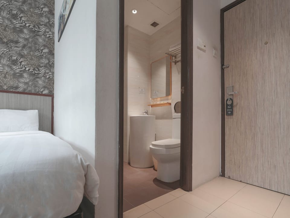 Deluxe Twin With View | Bathroom | Shower, free toiletries, towels