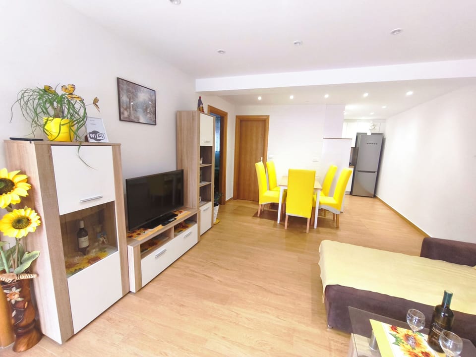 Apartment, Lanai, Garden View | Living area