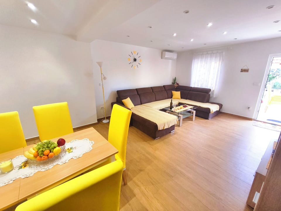 Apartment, Lanai, Garden View | Dining