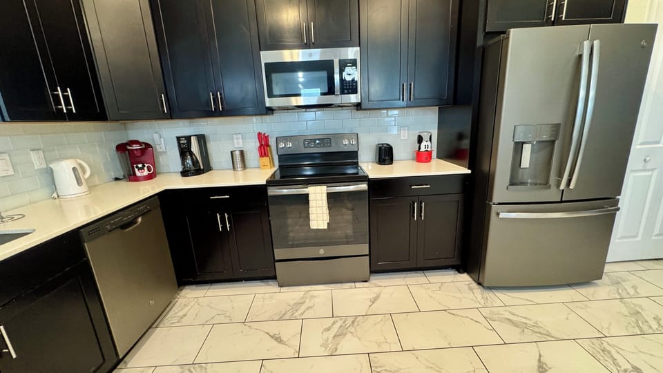 Deluxe Villa | Private kitchen | Fridge, microwave, oven, stovetop