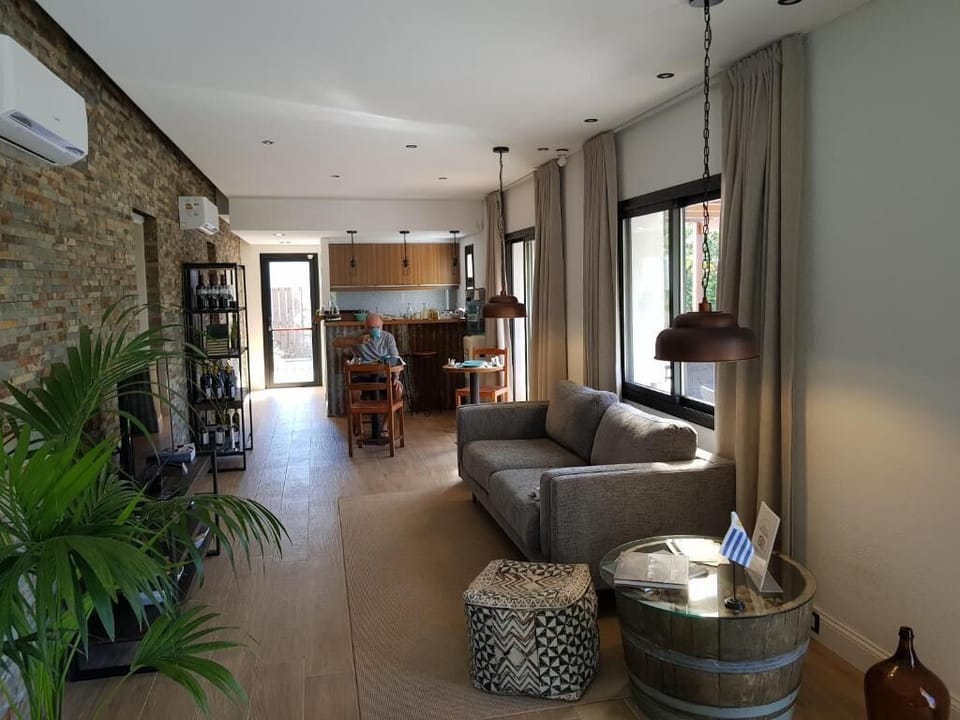Deluxe Double Room, Balcony, Garden View | Living area
