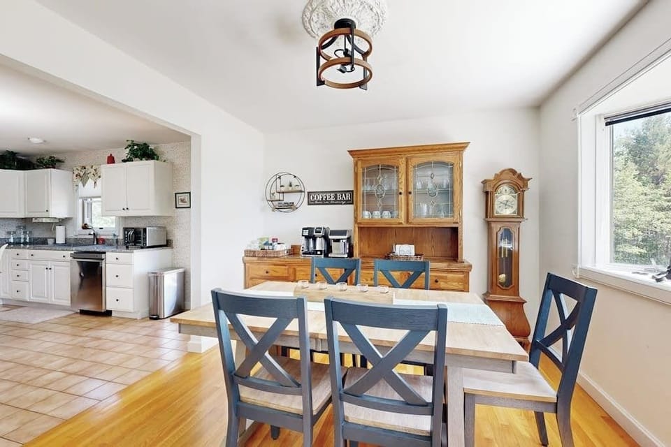 House, Multiple Beds, Garden View (Ledge View) | 3 bedrooms, individually decorated, individually furnished, bed sheets
