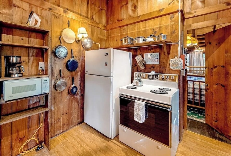 Cabin, Multiple Beds, Fireplace, Garden View (Hammond Hideaway) | Private kitchen