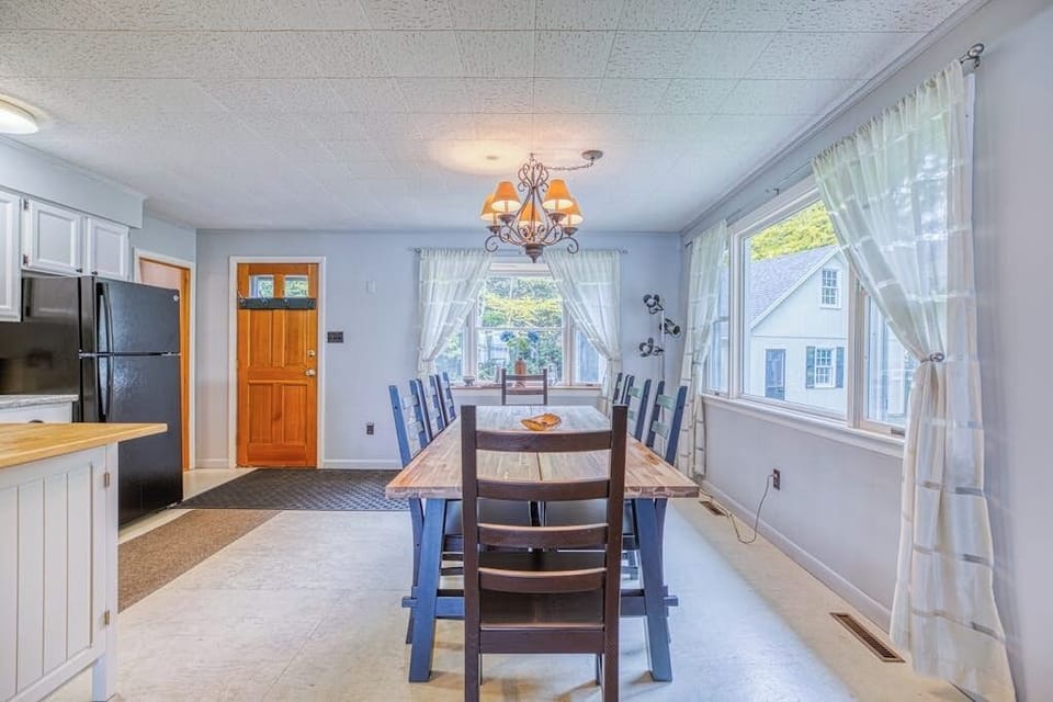 Cottage, Multiple Beds, Fireplace, Garden View (White Lobster Cottage) | 4 bedrooms, individually decorated, individually furnished, bed sheets