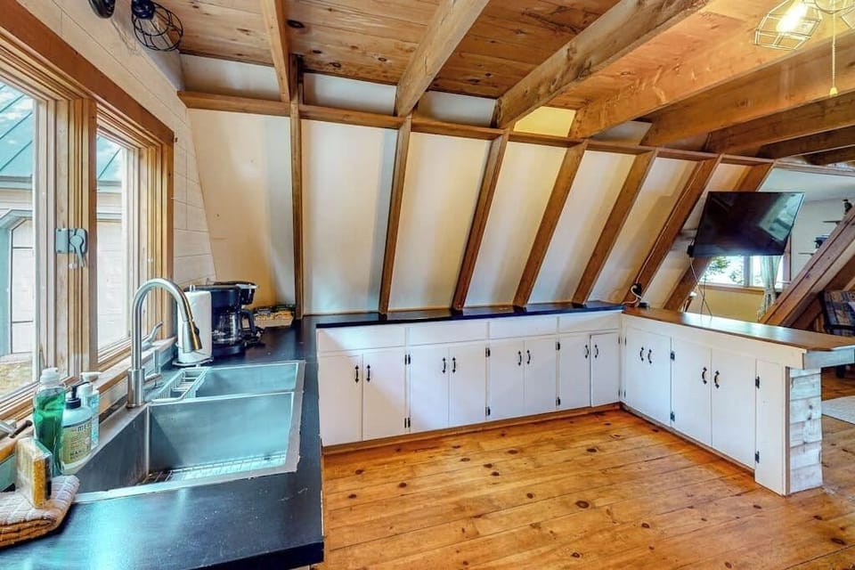 House, Multiple Beds (Camp Overlook) | Private kitchen