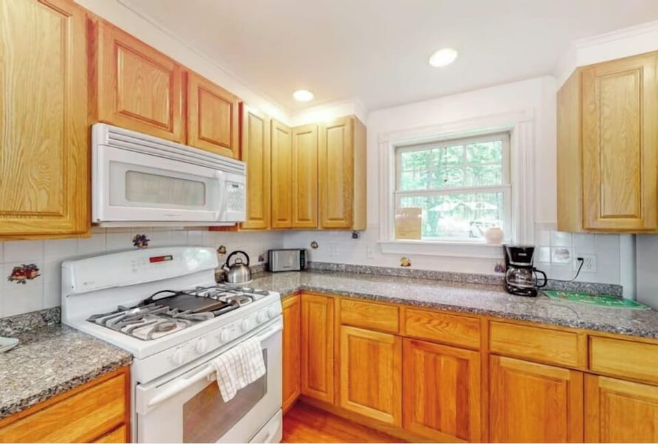 House, Multiple Beds, Garden View (Four Seasons) | Private kitchen