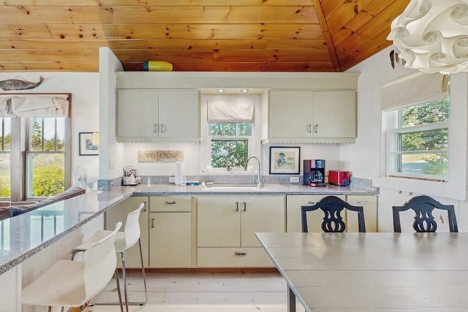 Cabin, 2 Queen Beds (Blue Sky Cottage) | Private kitchen