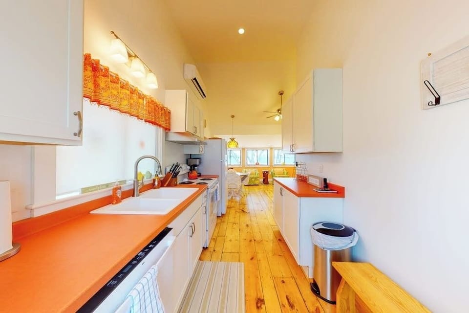 Cottage, 1 King Bed (Rising Tide Cottage) | Private kitchen