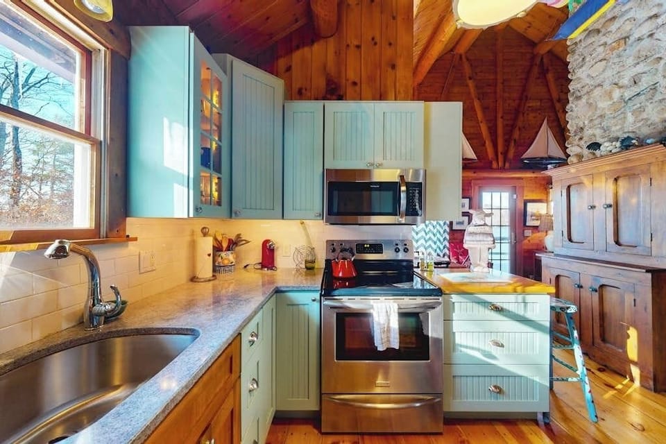 Cabin, Multiple Beds (Back River Retreat) | Private kitchen