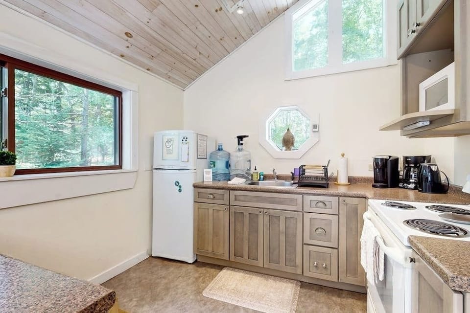 House, 2 Queen Beds, Kitchen (The Dome House) | Private kitchen