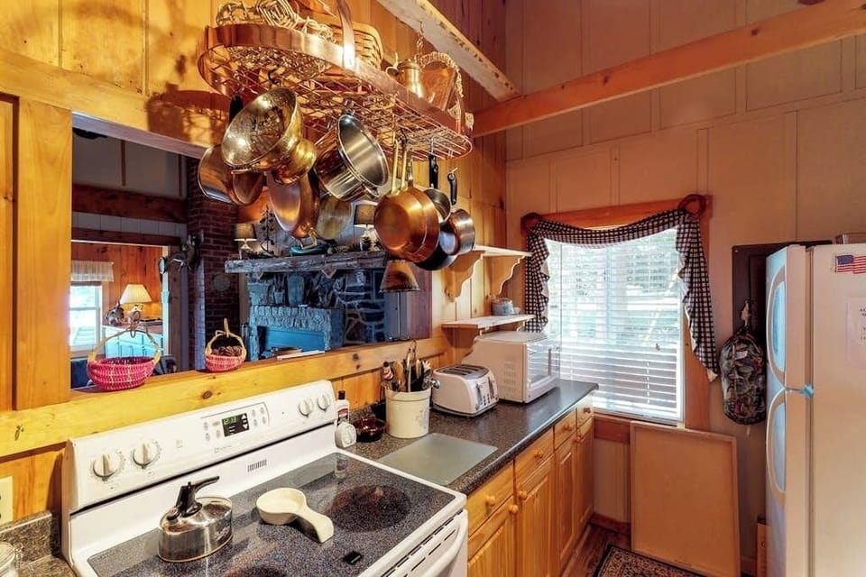 Cabin, Multiple Beds, Kitchen (Pebble Cove) | Private kitchen