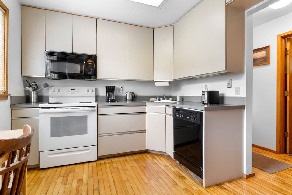 Cabin, 2 Queen Beds, Garden View (Ledgewood 9A) | Private kitchen