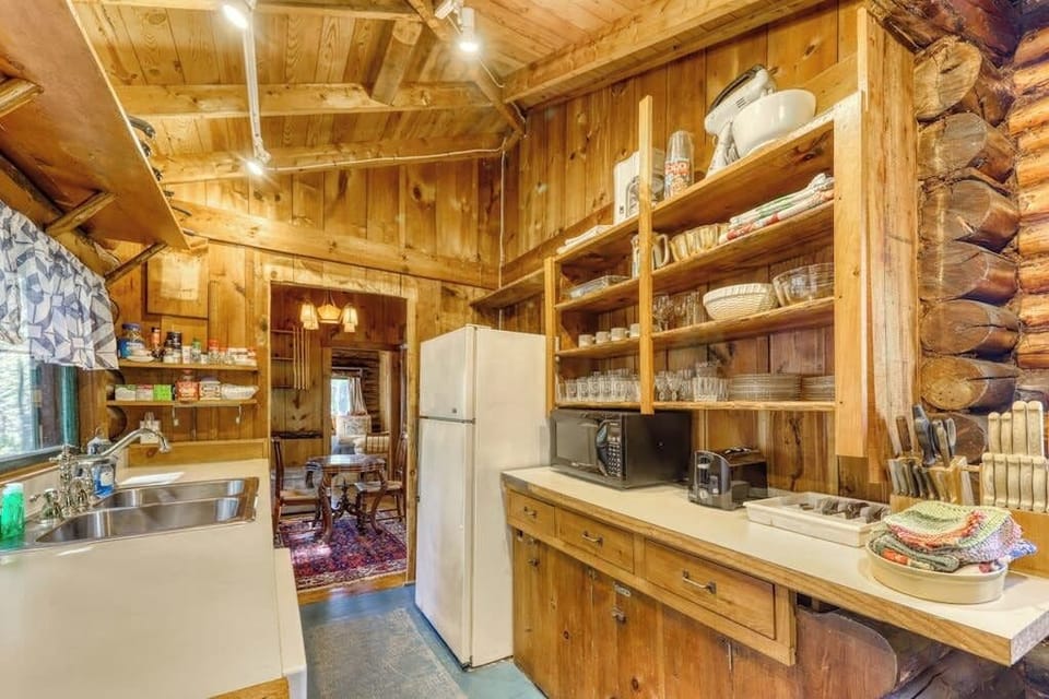 Cabin, Multiple Beds (Sasanoa Retreat at Sprucewold) | Private kitchen