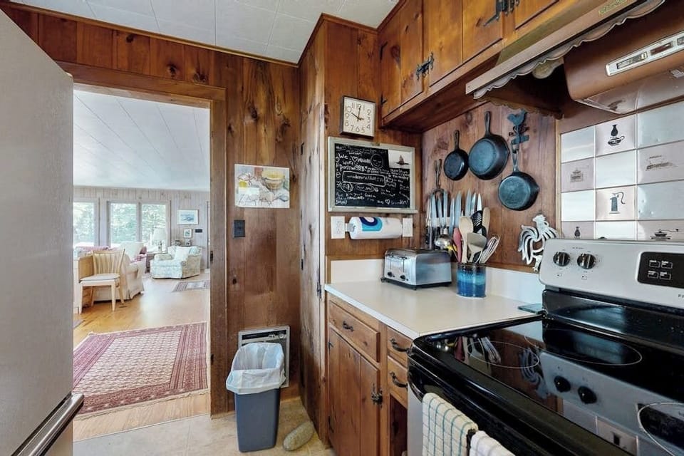 House, Multiple Beds (Deep Cove Cabin) | Private kitchen