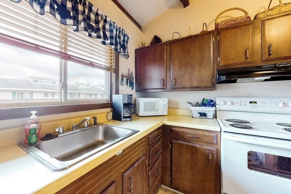 House, Multiple Beds (Lakeview Condo) | Private kitchen