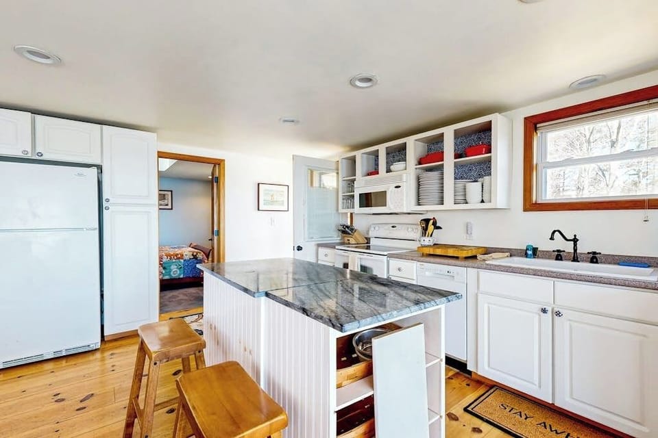 House, Multiple Beds (Damariscotta Vistas) | Private kitchen