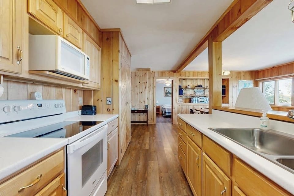 Cabin, Multiple Beds, Kitchen (Lakeshore Lovely) | Private kitchen