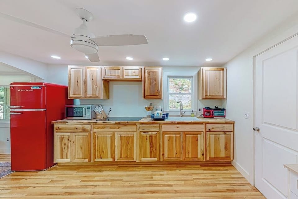 Cabin, Multiple Beds (Overlook) | Private kitchen
