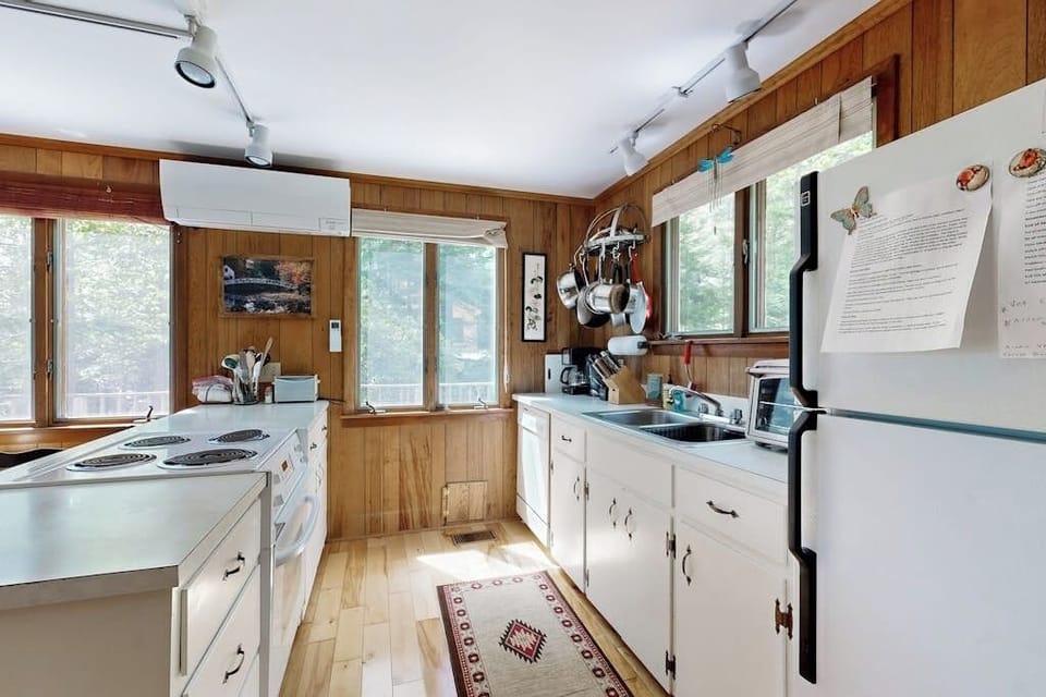 House, Multiple Beds (Ladyslipper Cottage) | Private kitchen