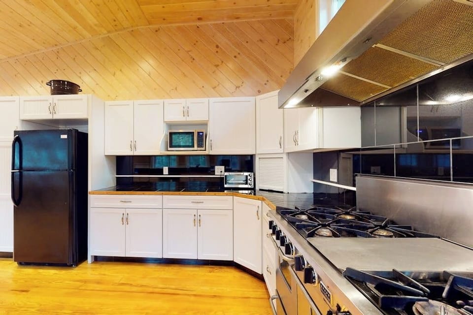 House, Multiple Beds, Fireplace (Loon Cove) | Private kitchen