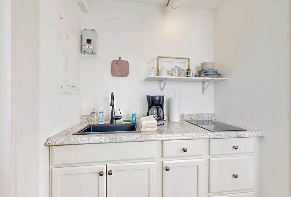 Studio, 1 Queen Bed, Garden View (Sheepscot Beauty) | Private kitchen