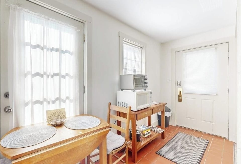 Studio, 1 Queen Bed, Garden View (Sheepscot Beauty) | Interior