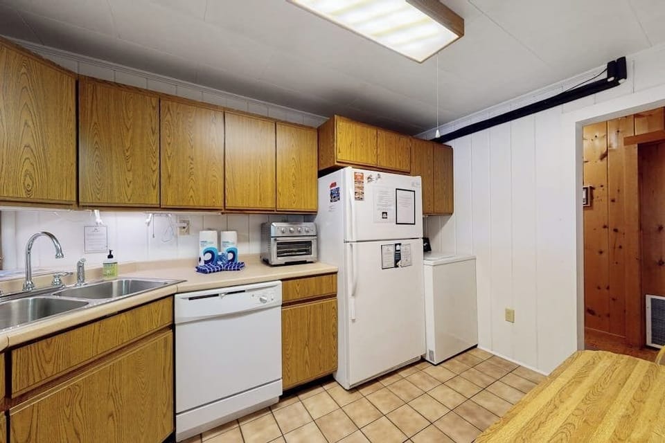 House, Multiple Beds, Fireplace (Breakwater Lodge) | Private kitchen