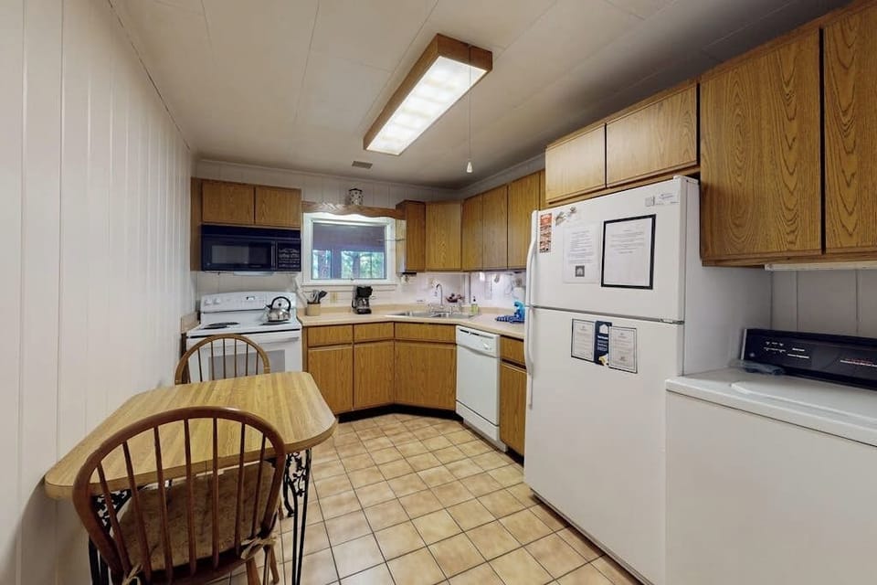 House, Multiple Beds, Fireplace (Breakwater Lodge) | Private kitchen