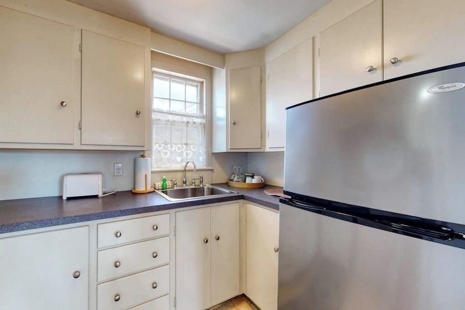 Studio, 1 Queen Bed, Kitchen, Garden View (Maine Memories) | Private kitchen | Coffee grinder