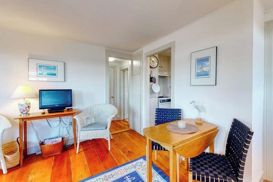 Studio, 1 Queen Bed, Kitchen, Garden View (Maine Memories) | Interior