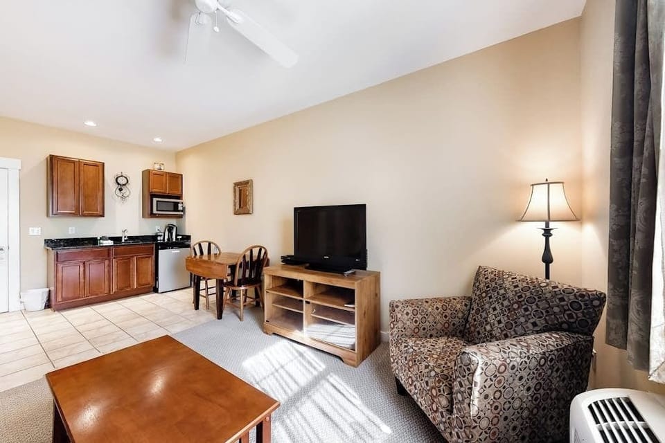 House, 1 King Bed with Sofa bed, Kitchenette, City View (The Colonels Suites Unit 2) | Living area