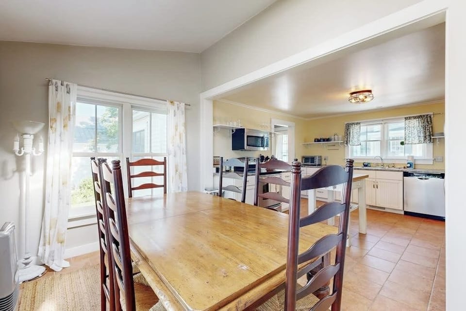 House, Multiple Beds, City View (Wiscasset Holiday) | 3 bedrooms, individually decorated, individually furnished, bed sheets