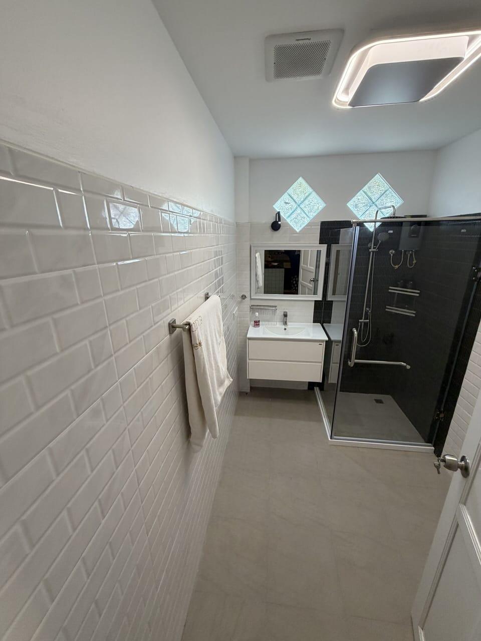 Deluxe Studio Suite, Patio | Bathroom | Shower, free toiletries, hair dryer, towels