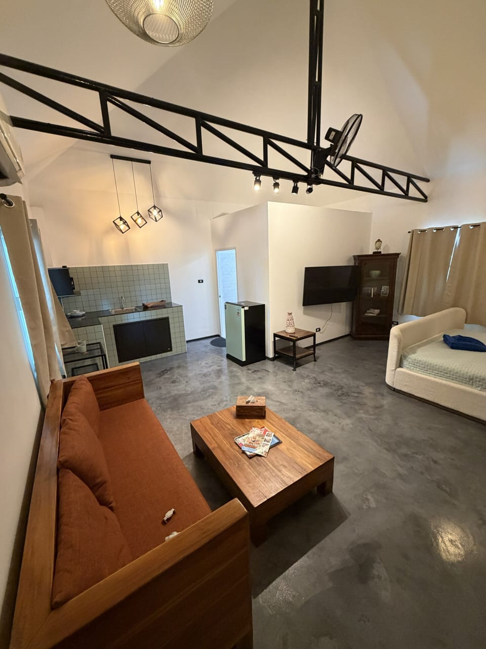 Deluxe Studio Suite, Patio | Desk, laptop workspace, blackout drapes, WiFi (free)