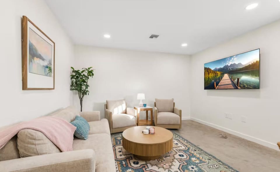 Luxury House | Living area | Smart TV